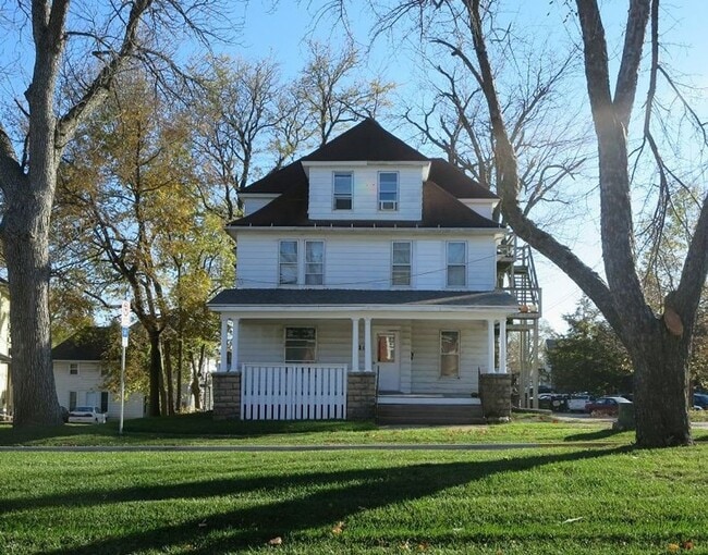 Building Photo - 710 W Seerley Blvd Unit #3 (Second Floor)