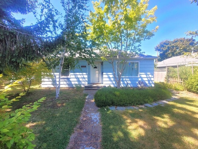 Building Photo - Charming Two Bedroom Home with Beautiful Y...