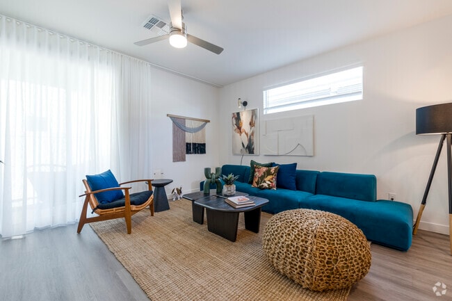 2BR, 2BA - 1,038SF - Living Room