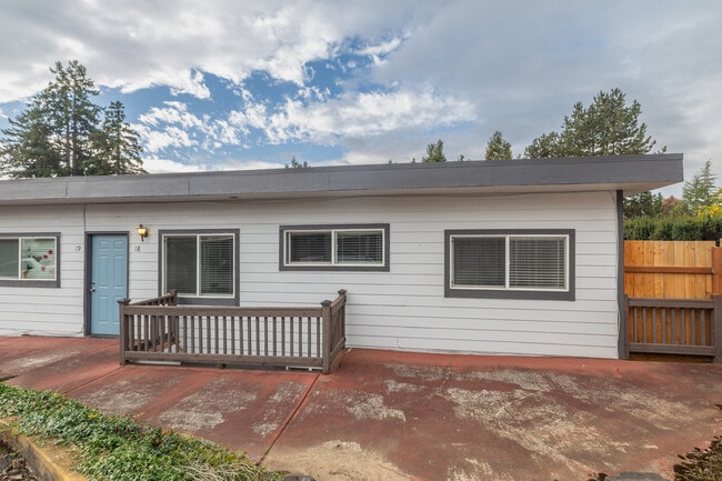 Building Photo - 2102 NW Kelly Dr Unit 18