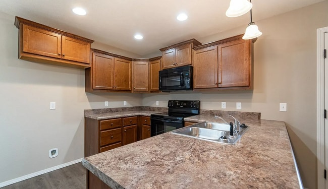 Building Photo - 3 Bedroom Rental Home In Springfield! Fenced in backyard!