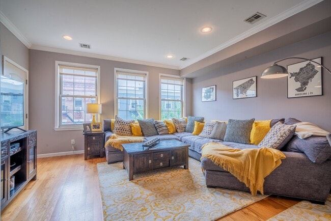 Building Photo - 382 3rd St Unit 2