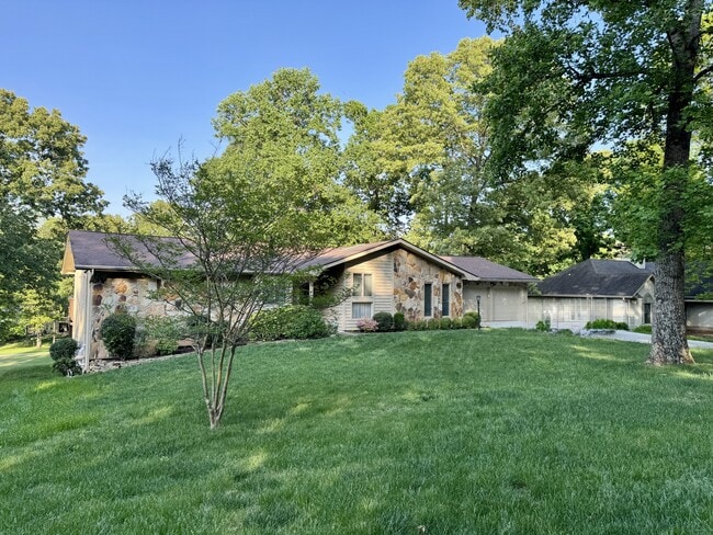 Building Photo - 212 Talah Ln