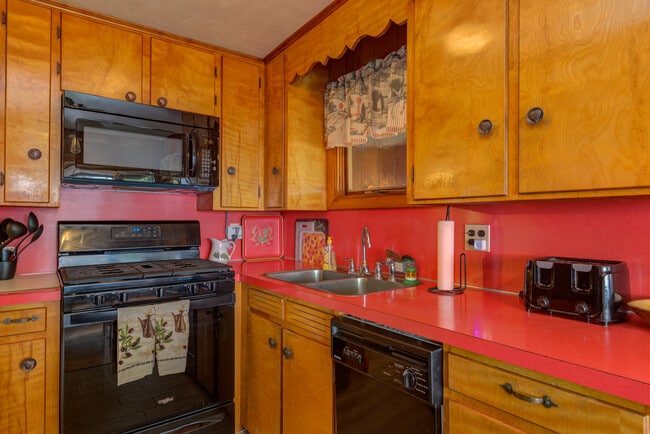 KITCHEN, NEWER APPLIANCES - 1522 Richville Rd