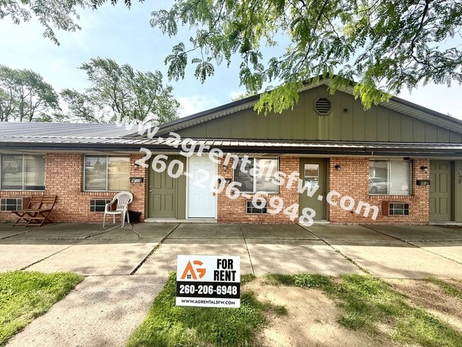 Building Photo - 901-931 West Brookwood Court Unit 915 W Brookwood Ct