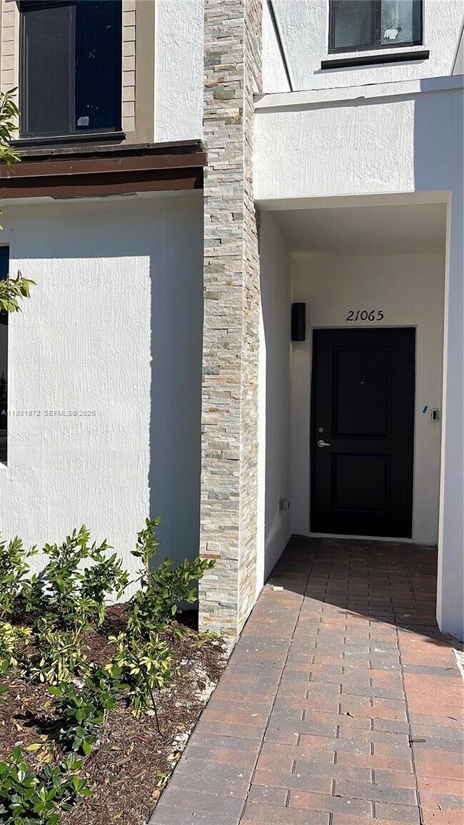 Building Photo - 21065 NE 8th Ave Unit 0