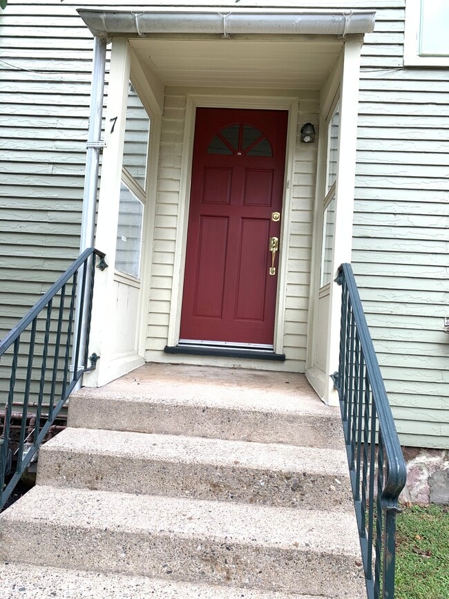 Private Entry - 7 W Afton Ave Unit 1