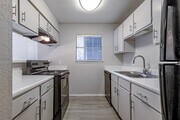 2BR, 2BA - 968SF (B1) - Kitchen