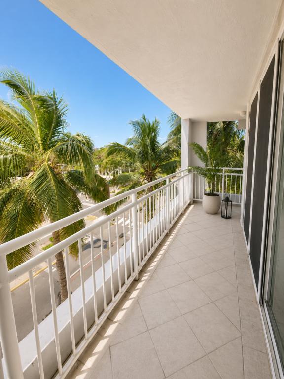 Building Photo - 7832 Collins Ave Unit 404