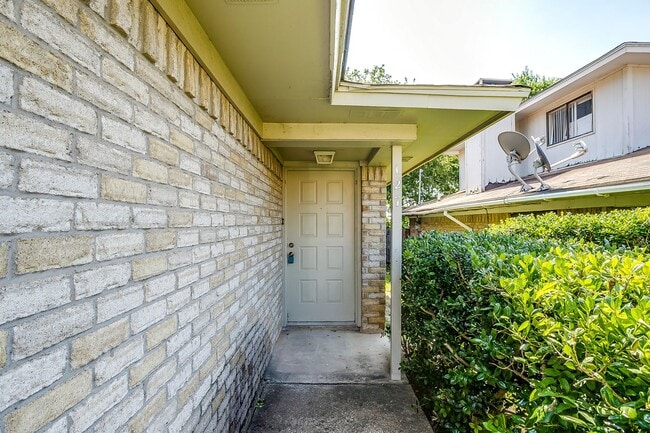 Building Photo - One side of 2 story duplex available-  3 b... Rental