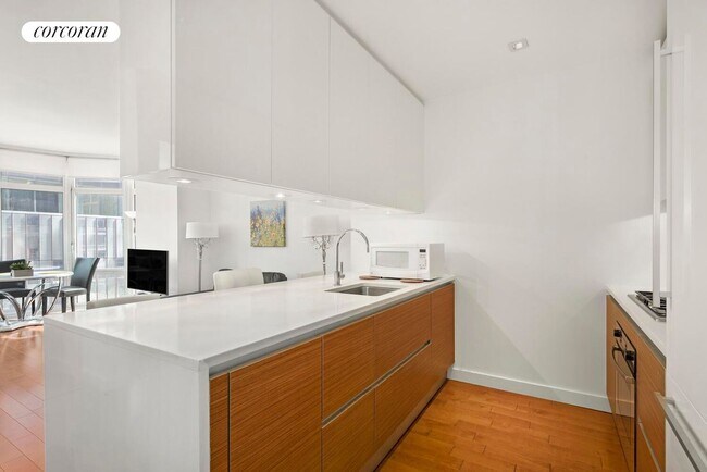 Photo - 555 W 59th St