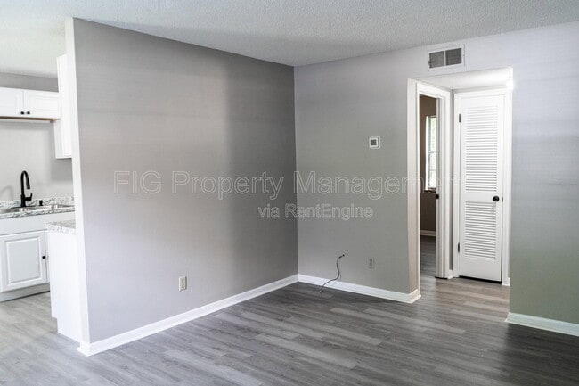 Building Photo - 129 Hillcrest Dr Unit 9