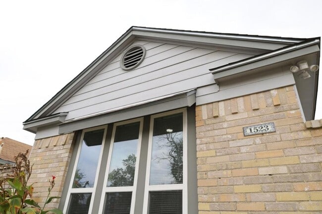 Photo - 1523 Longley St