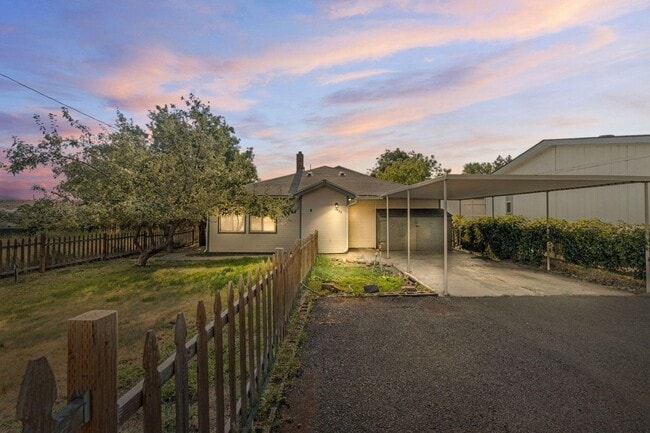 Building Photo - Nice 4 bedroom, 2.5 bath home featuring 1,...