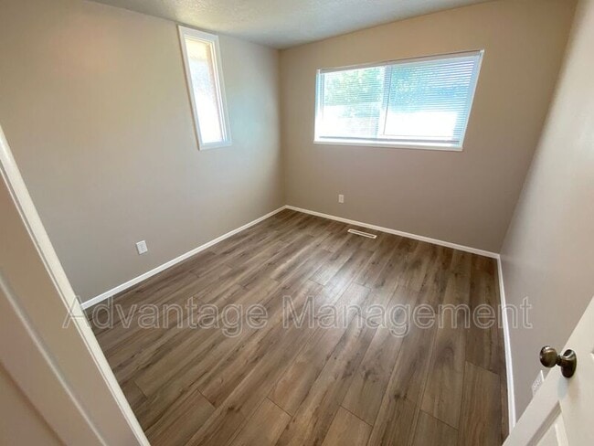 Photo - 984 W 2000 N St