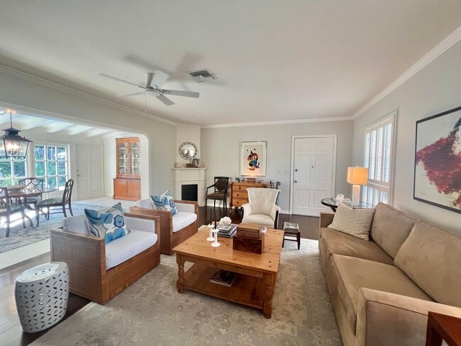 Photo - 230 Colonial Ln