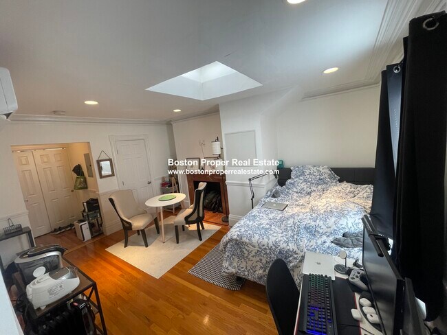 Building Photo - 254 Newbury St Unit 5 Rental