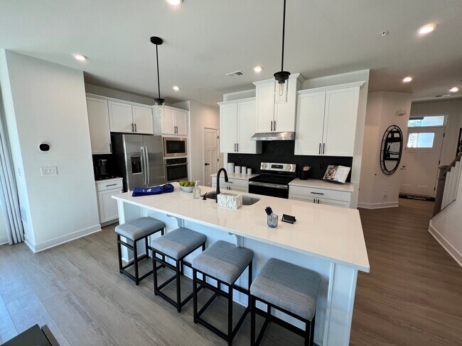 Photo - 180 Climbing Ivy Cir