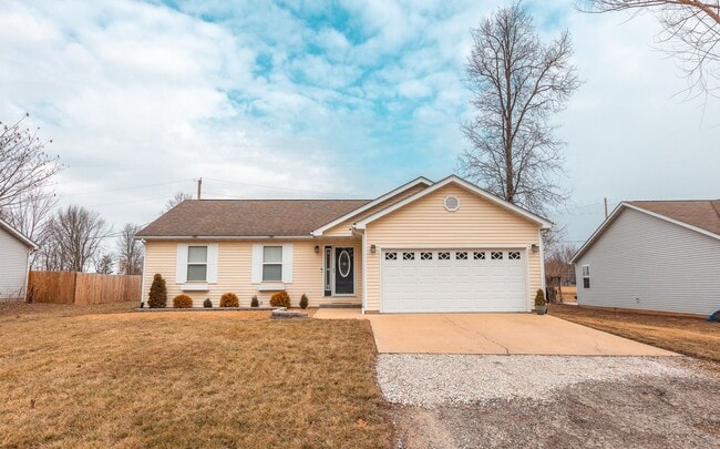 Building Photo - 3bd/2ba home available in December