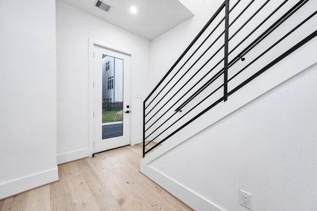 Photo - 319 N Nagle St