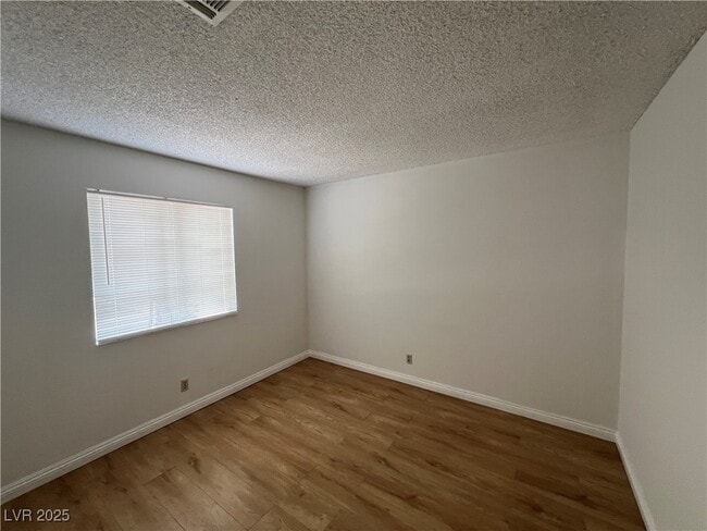 Photo - 4940 Larkspur St