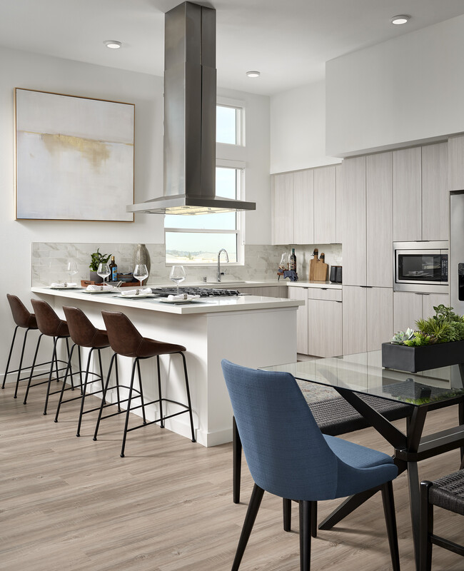 B934: Modern kitchen with dining space