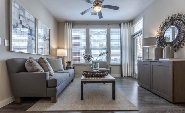 Building Photo - 1 bedroom in Houston TX 77023 Unit 1292 Rental