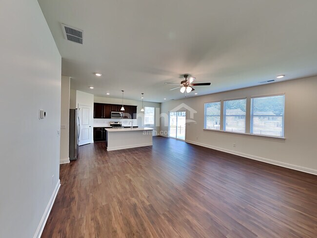 738 Carnaby Ln