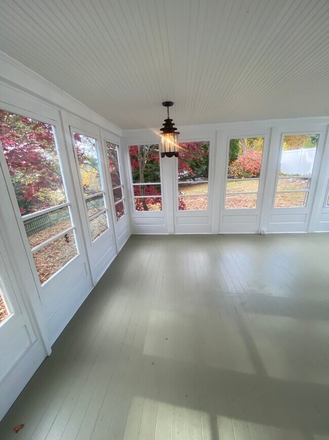 beauiful 3 season porch right off kitchen - 154 Lincoln Rd Casa