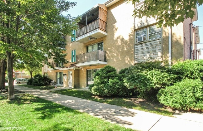 Building Photo - 5534 W Bryn Mawr Ave Unit 2S