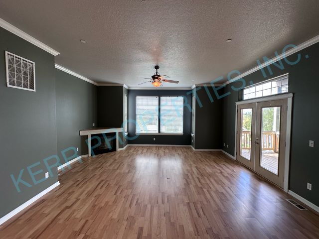 THE FIRST FULL MONTH'S RENT IS FREE! Charming 3-Bedroom Tri-Level Retreat in Estacada with Spacio...