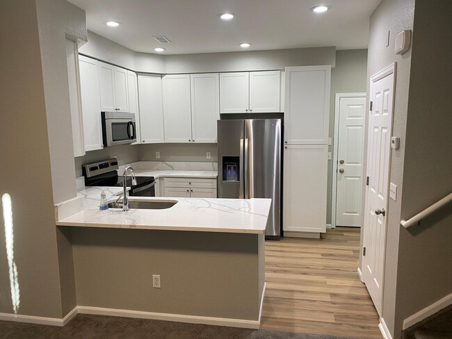 Building Photo - Gorgeous, Updated 3 bedroom, 2.5 bath, 2 car garage!