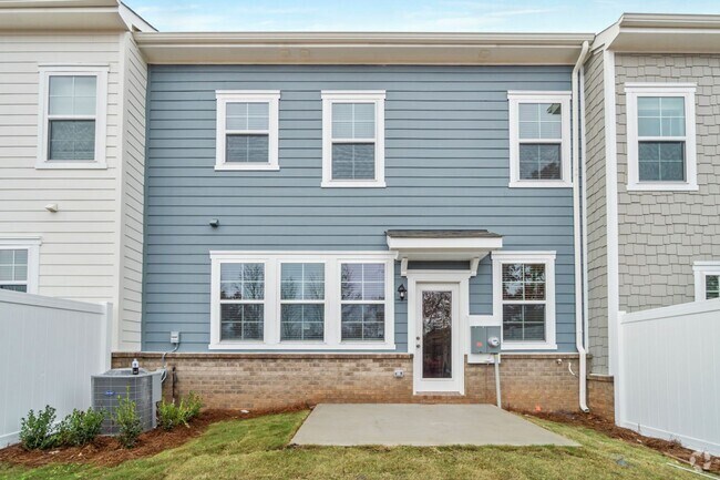 Building Photo - Like Brand New Luxury Townhome in Matthews!