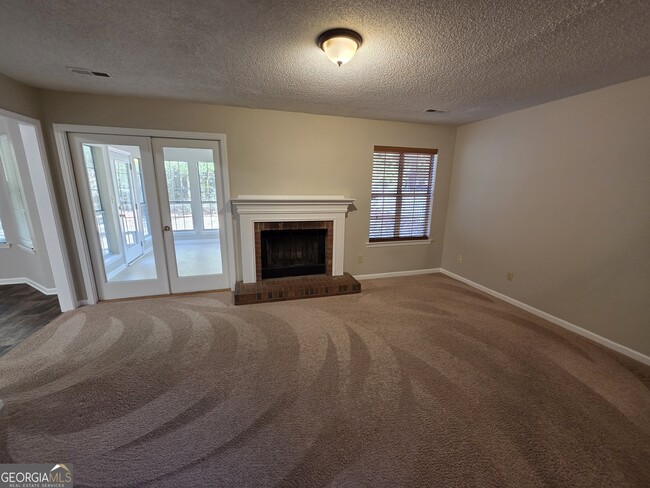 Photo - 302 Henley Way