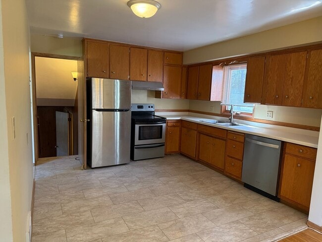 Photo - Comfortable, Updated Home in the Heart of Roseville. Avail NOW. *In-Unit Laundry*