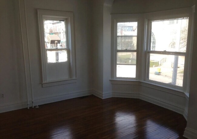 588 W Market St
