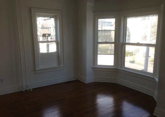 Photo - 588 W Market St