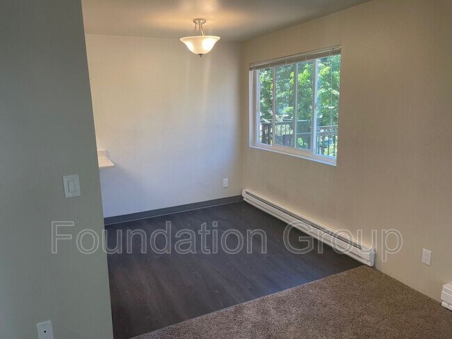 Photo - 210 10th Ave E