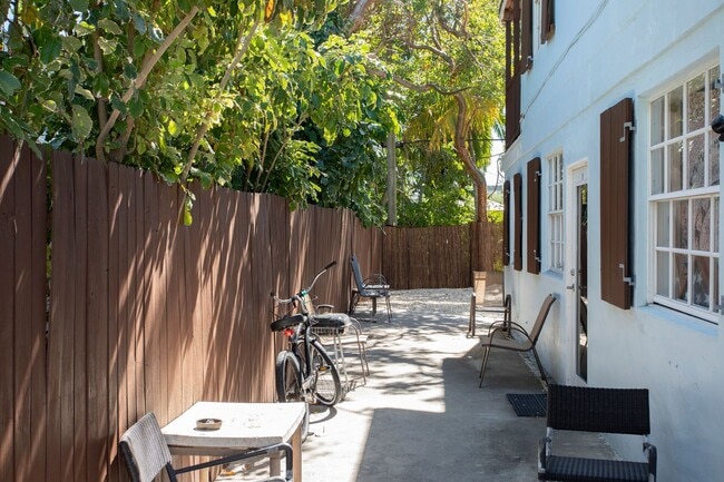 Photo - 1 bedroom with Bathroom and a Shared kitch...