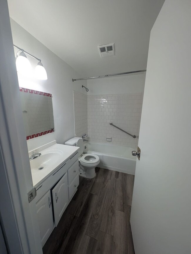 Photo - Bristol House Apartments