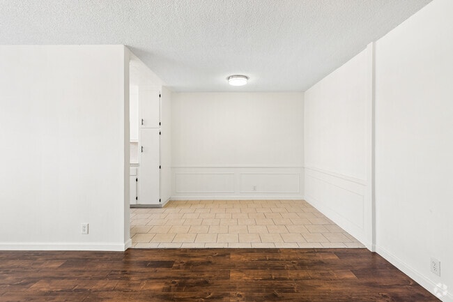 1BR, 1BA - 680SF - Dining Room - 6545 S Victoria Ave