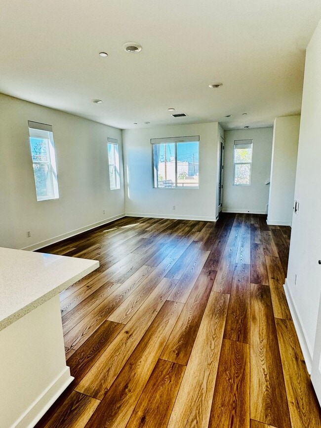 Photo - Gorgeous Three Bedroom Townhome For Rent i...