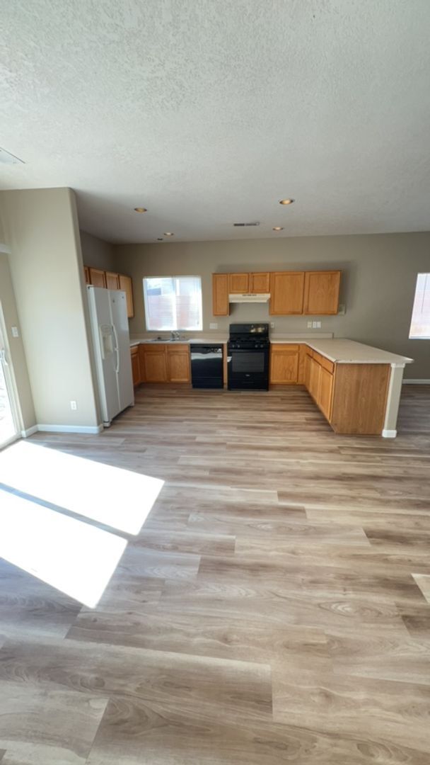 Photo - Beautiful 4 Bedroom 2.5 Bath home in the Vista Del Norte Subdivision