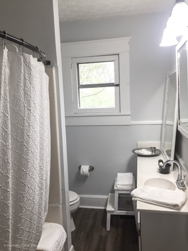 El suelo moderno del baño completa el estilo. - 328 E Walnut Street