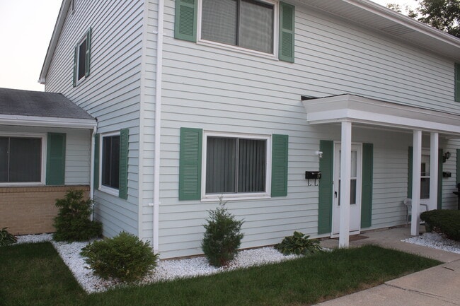 Building Photo - 10S432 Echo Ln Rental
