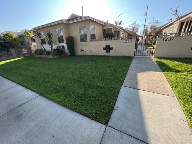 Photo - 1233 N Hollywood Way Unit A
