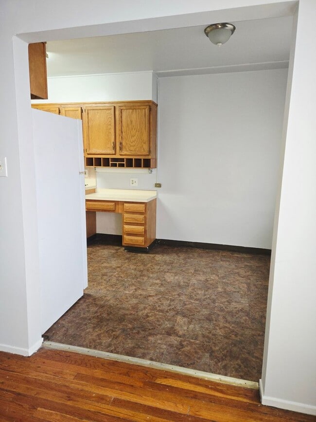 Building Photo - 1 bedroom, 1 bathroom Unit 10-2E