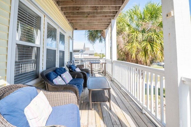 Building Photo - LIVE AT THE BEACH FOR THE WINTER - AVAILAB... Rental