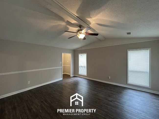 Photo - Charming 3BR/2BA Southaven Cove | Vaulted Ceilings, Fireplace & 2-Car Garage