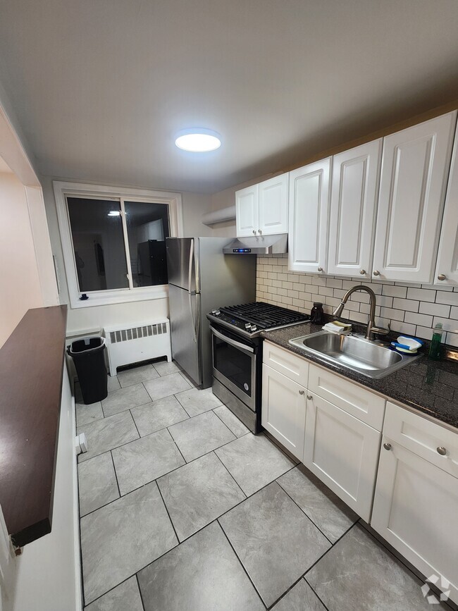 Building Photo - 2058 Robbins St Rental